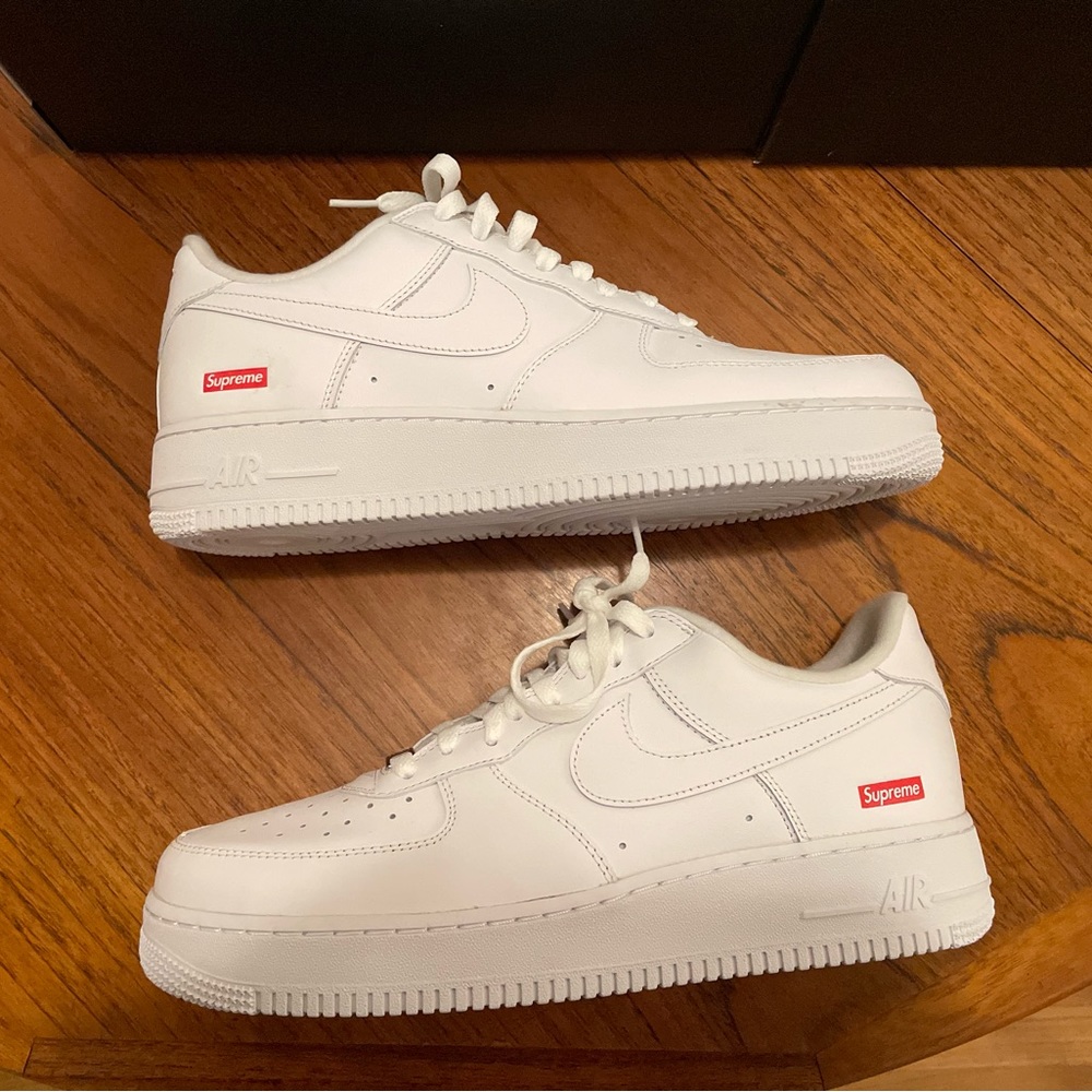 Nike Air Force 1 Low / Supreme Sneakers